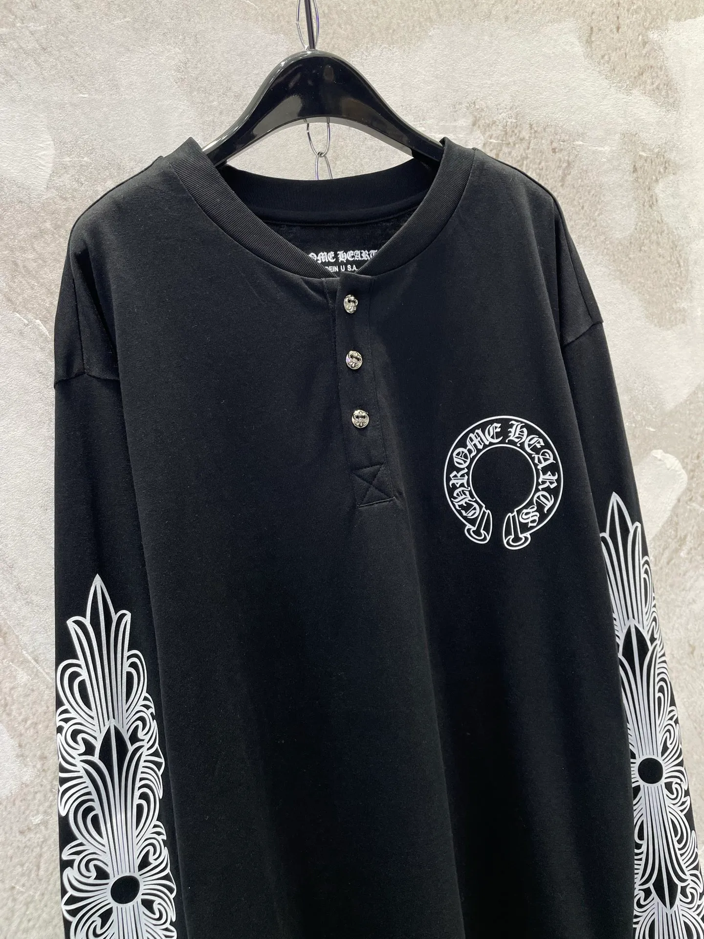 P370 Chrome Hearts Black Cross Flower Silver Button Henley Collar Long Sleeve, 220G pure cotton fabric, soft and comfortable, perfect for autumn and winter! Antique silver cross flower buttons on the front + cross flower print on the arms, full of gothic dark style. It has a slim fit and is suitable for both men and women. It looks cool when worn with overalls or jeans, and can be easily worn for daily outings and street wear. Customized accessories + complete three standards, detail control is a must! Size SIZE: S M L